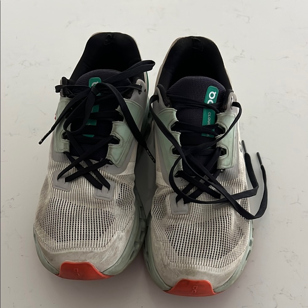 On Running White and Black Sneakers Cloudstratus